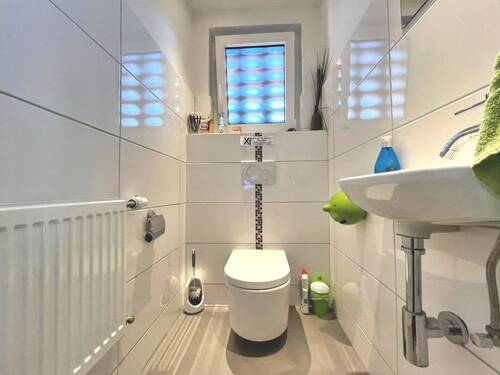 Schlichte Eleganz im Gäste-WC - 