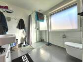 Der morgendliche Start gelingt stilvoll in dem modernen Bad - 