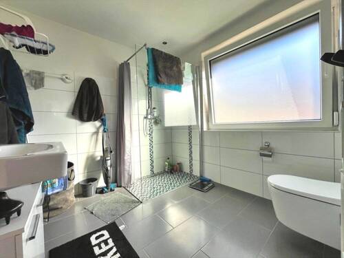 Der morgendliche Start gelingt stilvoll in dem modernen Bad - 