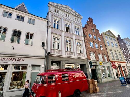 Straßenansicht 2 - Mehrfamilienhaus, Wohnhaus zum Kaufen in Lübeck