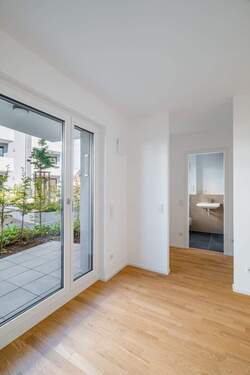 02_SZ mit Terrasse_Zugang zum Bad über Ankleide.jp - 3 Zimmer Etagenwohnung zum Kaufen in Augsburg