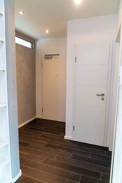 Flur mit Abstellkammer - 