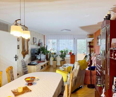 Wohnbereich mit Blick zum Balkon - 