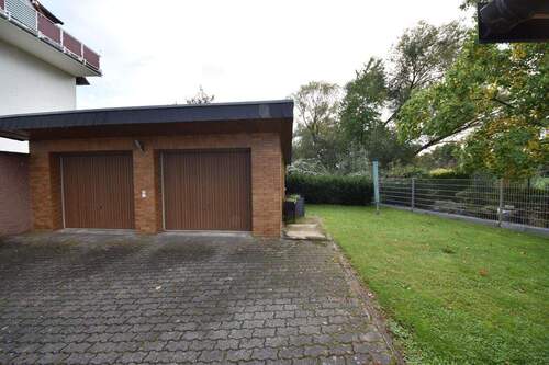 Doppelgarage und Garten - 