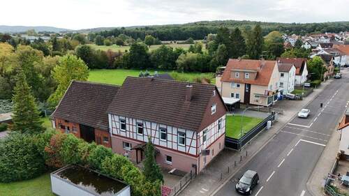 Luftbild - 8 Zimmer Bauernhaus, Landhaus zum Kaufen in Hasselroth / Neuenhaßlau