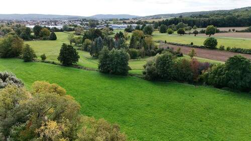 Blick hinter das Grundstück - 8 Zimmer Bauernhaus, Landhaus in Hasselroth / Neuenhaßlau