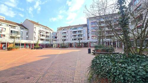 Gebäudeansicht mit Innenhof - 