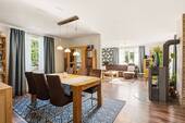 Essbereich mit Blick ins Wohnzimmer - 