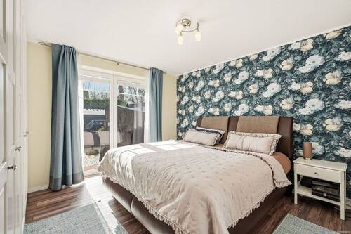 Schlafzimmer mit Ausgang zur Terrasse - 