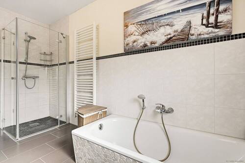 Wanne und Dusche im Bad - 