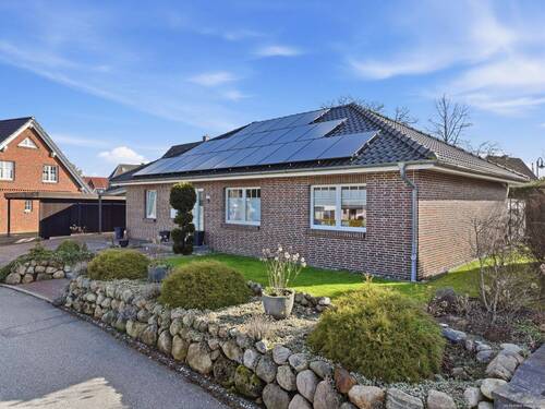 Grundstücksansicht von der Strasse - Komfortabler Bungalow mit nachhaltiger Energietechnik in familienfreundlicher Wohnlage