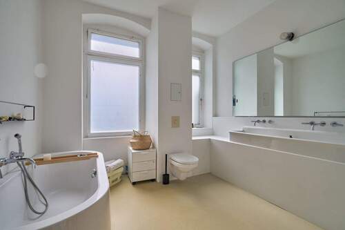 Geräumiges Bad, auch mit Dusche - 