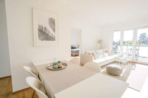 Lichtdurchflutetes Wohnzimmer mit XXL-Balkon - 