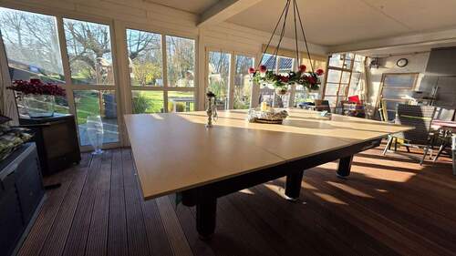 Wintergarten mit Sitzbereich und Buffet - 