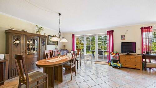 Große Fensterfront mit Ausgang auf die Terrasse - 