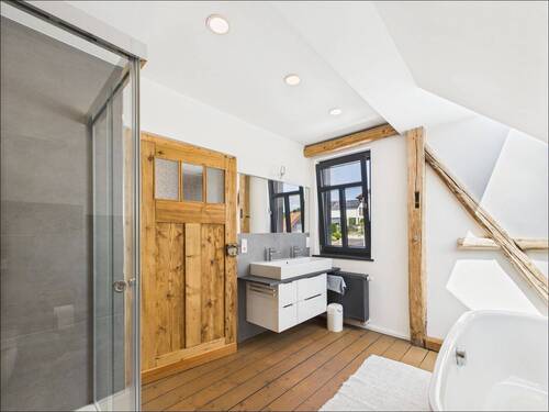 Blick ins Badezimmer mit freistehender Badewanne! - Mehrfamilienhaus, Wohnhaus mit 320,00 m² in Johannesberg zum Kaufen
