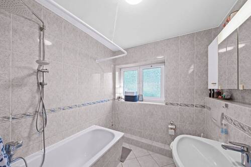 Bad mit Badewanne - 