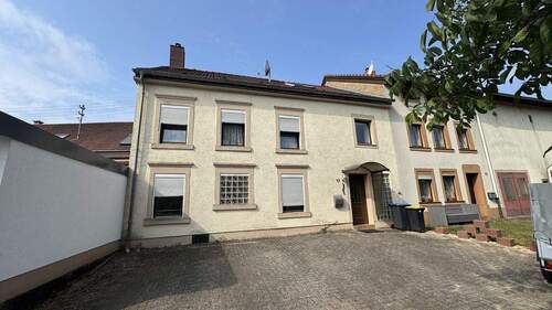 Strassenansicht - BERGEN bei Losheim am See - Ihr Traum vom Landleben - Ehemaliges Bauernhaus mit 2 Wohneinheiten, viel Platz, und großem Garten