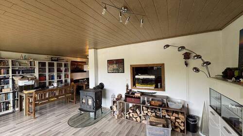 Wohnzimmer mit Kaminofen Hinterhaus - Mehrfamilienhaus, Wohnhaus mit 275,00 m&sup2; in Bergen zum Kaufen