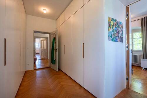 Ankleide mit Schreiner-Einbauschränken - 