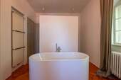 Bad im OG mit Dusche und freistehender Wanne - 