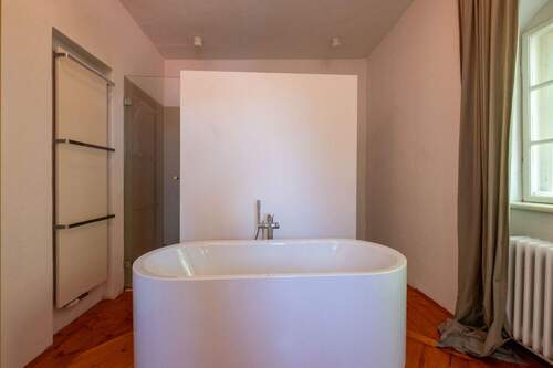 Bad im OG mit Dusche und freistehender Wanne - 