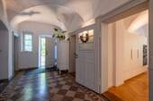 Eingangsbereich mit Gewölbedecken - 7 Zimmer Einfamilienhaus in Frauenneuharting