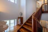 Treppenhaus mit historischer Massivholztreppe - 