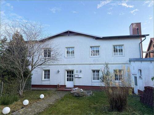 Gebäude vordere Ansicht - 1 Zimmer Mehrfamilienhaus, Wohnhaus zum Kaufen in Sassnitz / Rügen