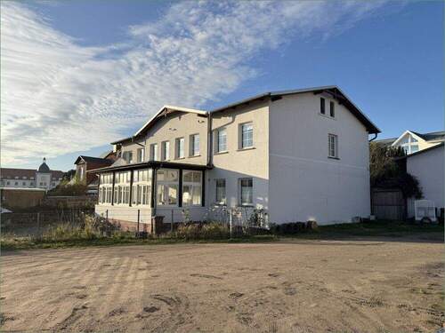 Blick von Südost _ Parkplatz des Nachbargrundstücks - 1 Zimmer Mehrfamilienhaus, Wohnhaus in Sassnitz / Rügen
