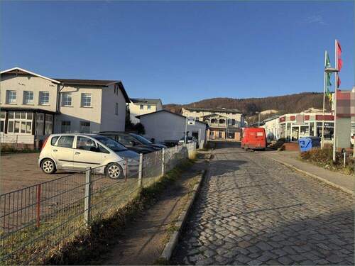 Blick von Südost - Parkplatz des Nachbargrundstücks - 