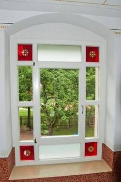 Treppenhausfenster mit Blick zum Hof/Garten - Etagenwohnung mit 73,80 m&sup2; in Dresden zum Kaufen