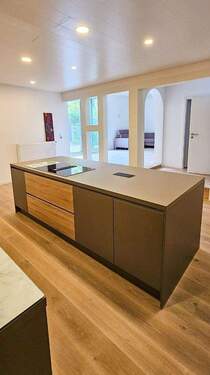 Küche und Blick Wohnzimmer - 5 Zimmer Etagenwohnung in Esslingen