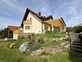 Hausansicht mit Garten - Wohnen & Arbeiten unter einem Dach: Doppelhaushälfte in Hirschaid mit Garten & Garage