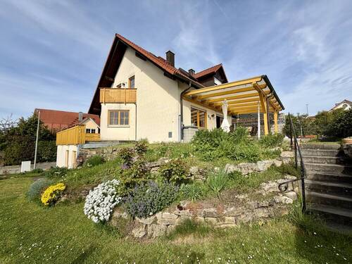 Hausansicht mit Garten - Wohnen & Arbeiten unter einem Dach: Doppelhaushälfte in Hirschaid mit Garten & Garage