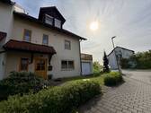 Hausansicht mit Eingang - 6 Zimmer Doppelhaushälfte zum Kaufen in Hirschaid