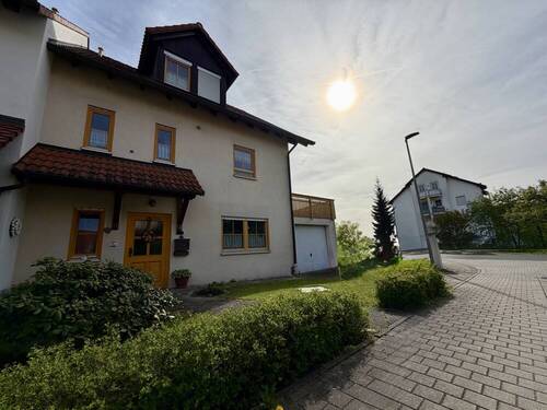 Hausansicht mit Eingang - 6 Zimmer Doppelhaushälfte zum Kaufen in Hirschaid