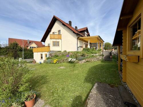 Garten und Gartenhäuschen - 6 Zimmer Doppelhaushälfte in Hirschaid