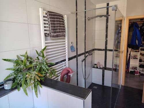Badezimmer mit Dusche Bild 2 - 