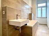 Saniertes Badezimmer mit Wanne - 3 Zimmer Etagenwohnung zum Kaufen in Leipzig