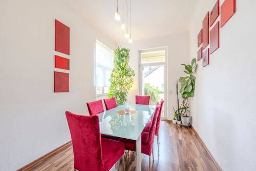 Helles Esszimmer mit direktem Zugang zur Loggia - 3 Zimmer Etagenwohnung in Stuttgart