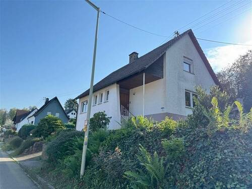 Straßen-Ansicht - Einfamilienhaus mit großem Garten in Oberhundem!