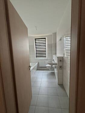 Badezimmer.jpg - 2 Zimmer Etagenwohnung zur Miete in Dessau-Roßlau