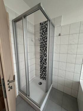 Dusche.jpg - 2 Zimmer Etagenwohnung in Dessau-Roßlau