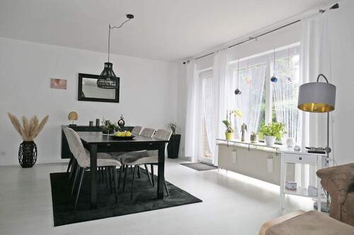 Wohnzimmer mit Essbereich und Zugang zur Terrasse - 