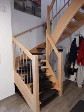 Holztreppe bis ins DG - 
