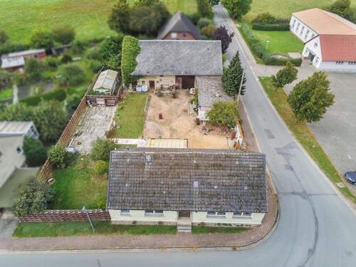 Luftansicht - Charmantes Einfamilienhaus mit großzügigem Grundstück und rustikaler Scheune