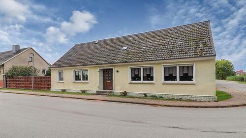 Straßenansicht - 5 Zimmer Einfamilienhaus zum Kaufen in Klötze