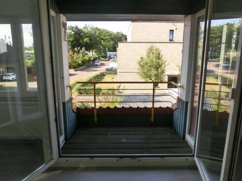 Blick aus dem Wohnzimmer auf den Balkon - 