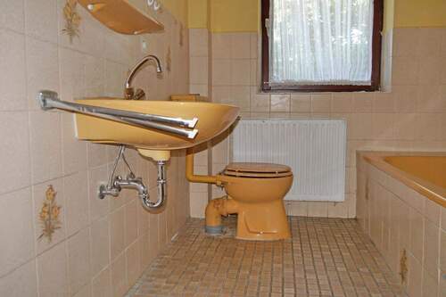 Bad mit Waschbecken und WC - 